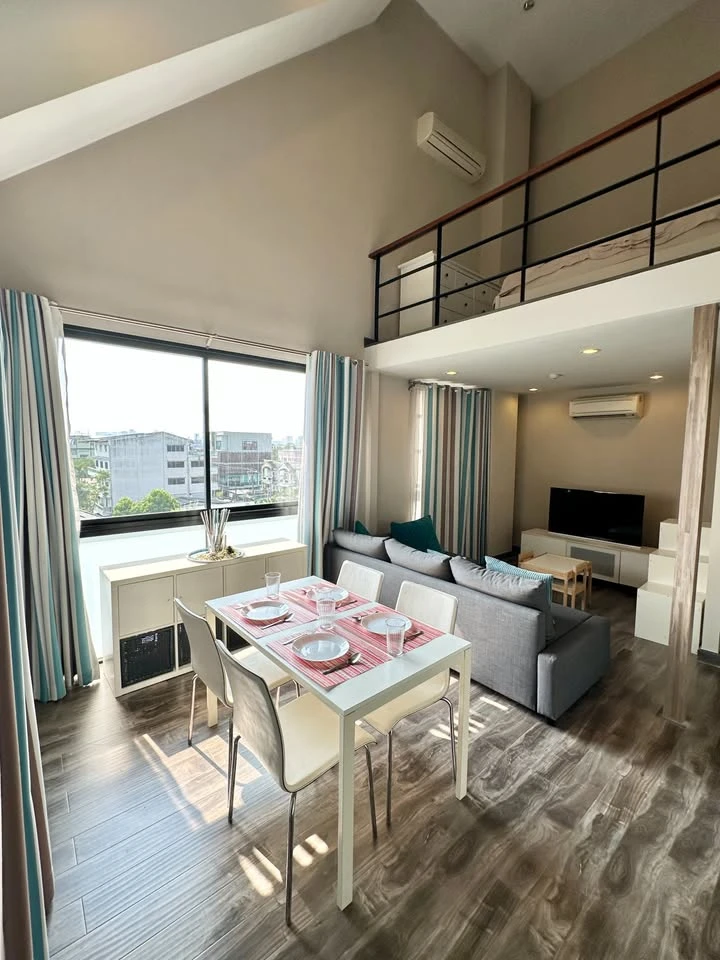 For rent: I-Zen Prime Condominium, room on the 5th floor (top floor), corner room, quiet, lots of usable space, hurry and book now!