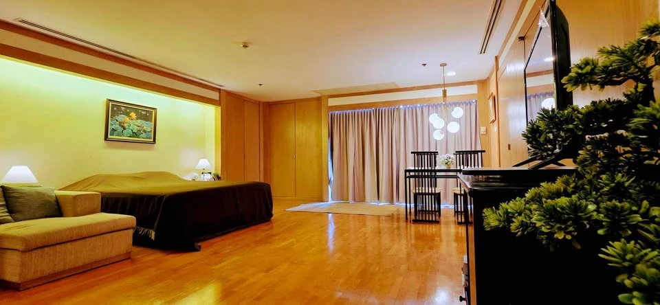 For rent: ICON III, very spacious room, plenty of usable space, fully furnished, reserve now.