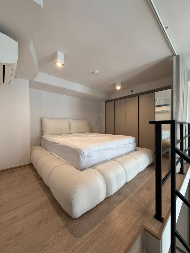 For rent: IDEO Rama 9-Asoke. Beautifully decorated minimalist-style room. High-quality built-in bed, mattress, and sofa. Don't miss out!
