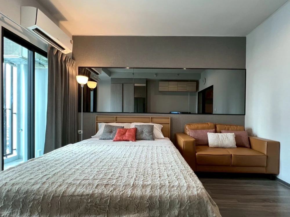 For rent: IDEO Ramkhamhaeng - Lamsalee Station, beautiful room, breezy balcony, airy, fully furnished, ready to move in.