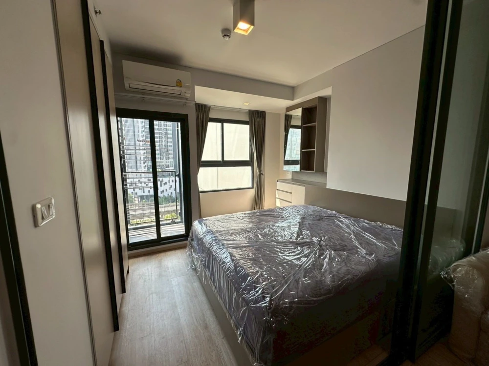 For rent: Ideo Sathorn-Wongwian Yai. Two-sided window design provides good ventilation and keeps the room cool. Fully furnished and ready to move in.