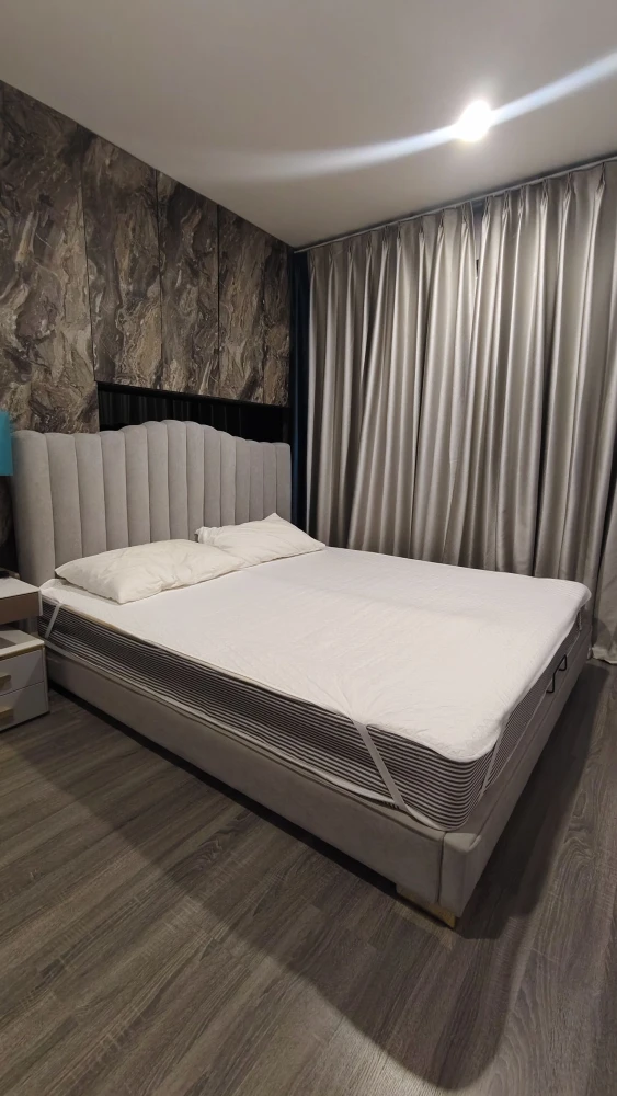 For rent: Ideo Chula Samyan, spacious room with plenty of usable space, built-in marble walls, and a large, comfortable sofa. Reserve now!