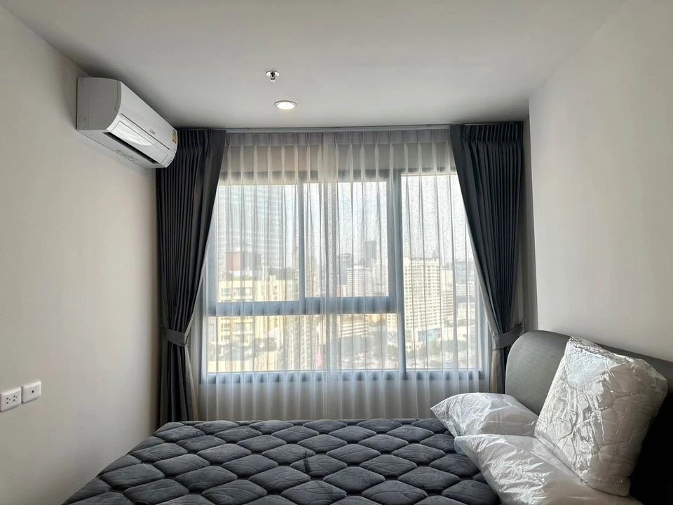 For rent: Ideo Chula Samyan, corner unit, less crowded, spacious living area, fully furnished. Don't miss out!