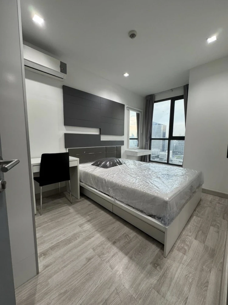 For rent: Ideo Mobi Rama 9, 23rd floor, good view, no direct sunlight, fully furnished, washing machine included, just bring your bags and move in.