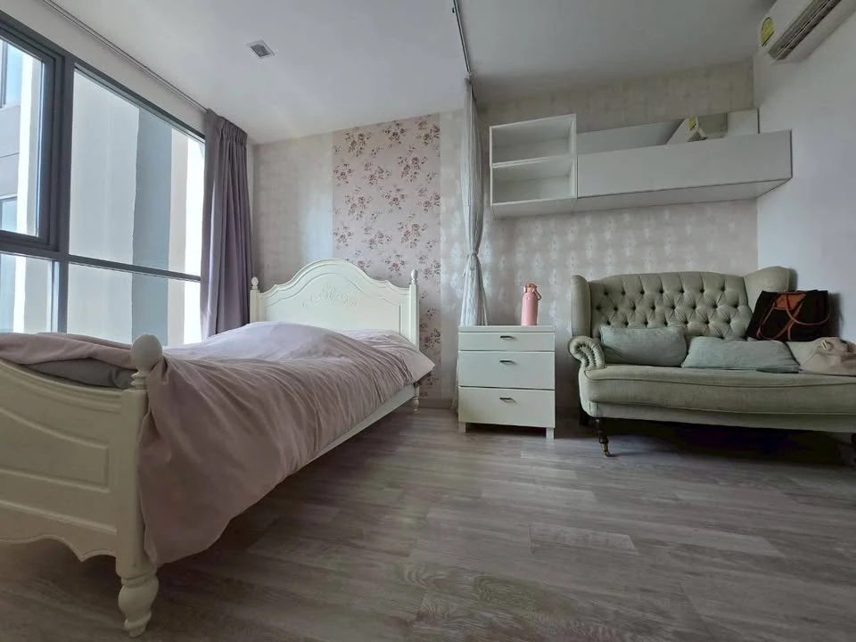 For rent: Ideo Mobi Sukhumvit, studio room with pool view, spacious and comfortable, beautifully decorated, very pleasant to live in.
