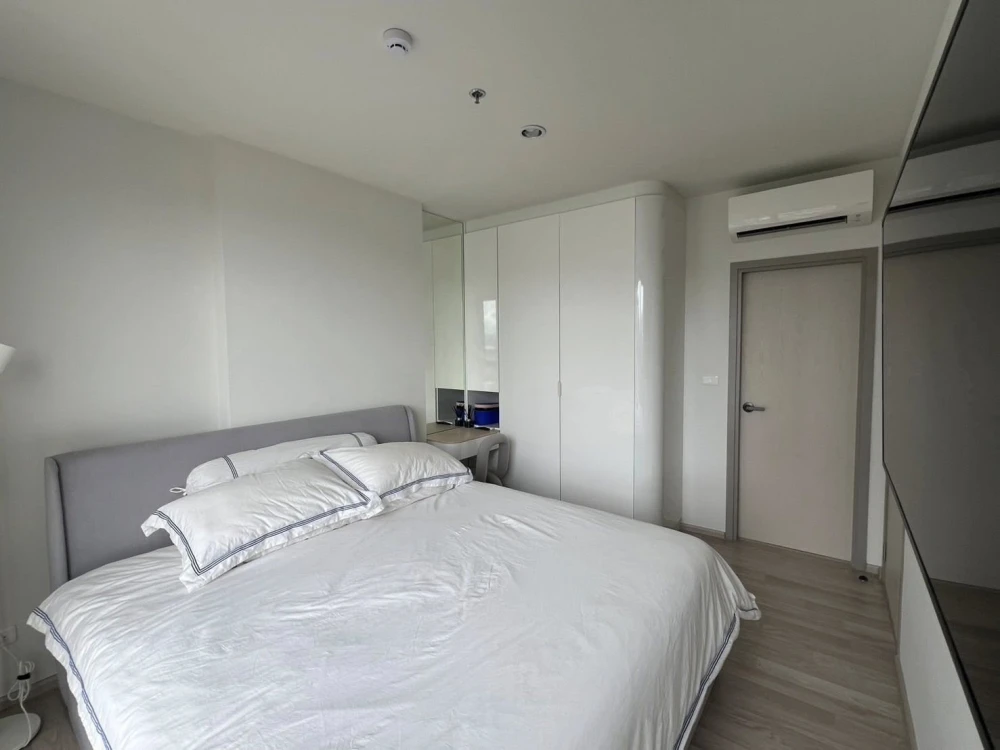 For rent: Ideo Mobi Sukhumvit East Point, 18th floor, corner room, fully furnished, nice to live in, book now.