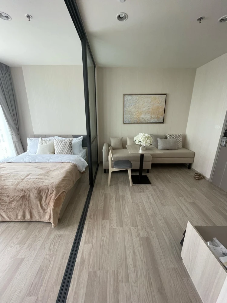 For rent: Ideo Mobi Sukhumvit East Point, a comfortable room, decorated in a controlled tone, with a city view from a high floor. Don't miss it.