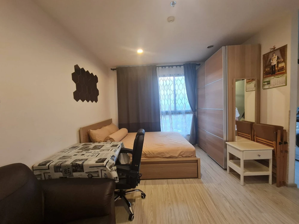 For rent: IDEO MOBI Sukhumvit Eastgate, 22nd floor, very high, great breeze, furnished + electrical appliances, must reserve.