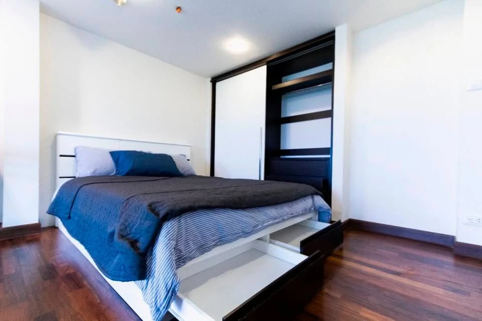 For rent: Ideo Morph 38 pet-friendly condo. Fully furnished with appliances, beautiful view. A must-have for animal lovers!