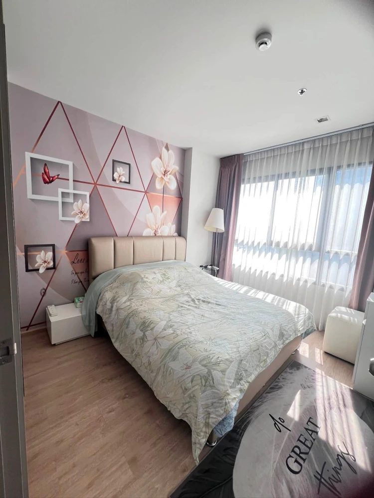 For rent: Ideo New Rama 9 condo. Beautiful wallpaper throughout the room. Fully furnished with appliances. You can't miss this opportunity!