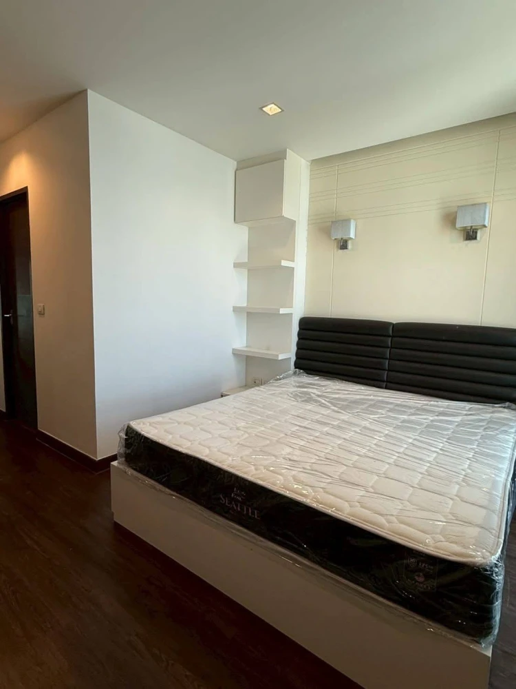 For rent: Ideo Q Phaya Thai, spacious 2-bedroom unit with built-in and freestanding furniture, fully furnished and ready to move in.