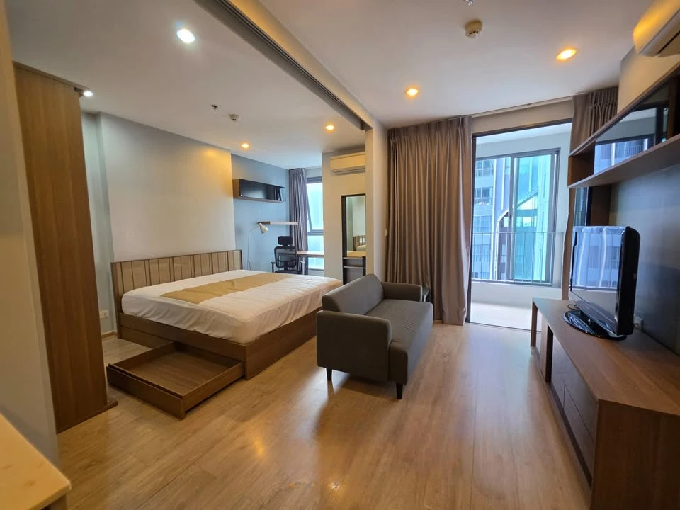 For rent: IDEO Q CHULA-SAMYAN. Enjoy comfortable living with a king-size bed and complete furnishings including high-quality appliances.