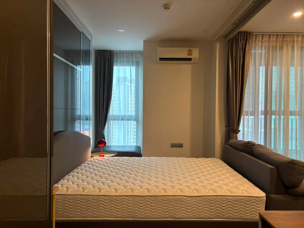 For rent: IDEO Q Siam–Ratchatewi, 1 bedroom, north facing, in a prime location with high-quality built-in furniture. Don't miss out!