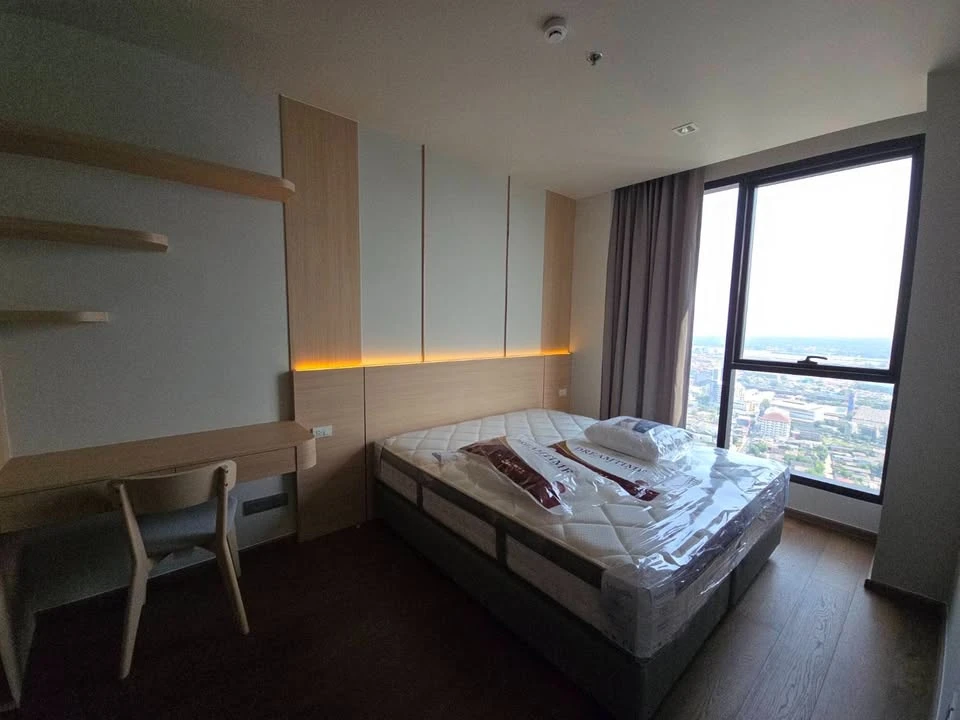 For rent: IDEO Q Sukhumvit 36. Spacious room with ample usable space, high-quality built-in furniture, and a beautiful, unblocked view. Book now!