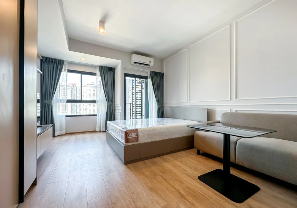 For rent: IDEO RAMA 9 - ASOKE, a nice room, complete with furniture and electrical appliances. Come and reserve it, don't wait.
