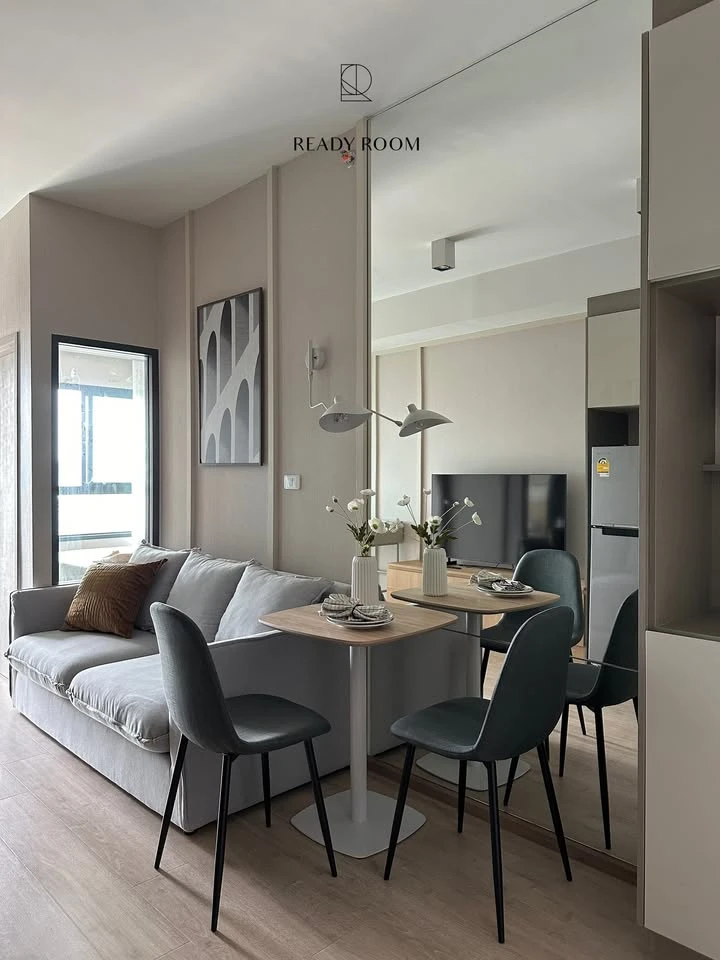 For rent: IDEO RAMA 9-ASOKE, a room on a very high floor, fully furnished with built-in furniture, ready to move in.