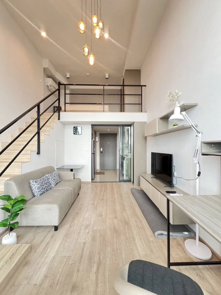 For rent: IDEO Rama 9–Asoke, 30th floor room, very high, great city view, fully furnished, just bring your own luggage and move in.