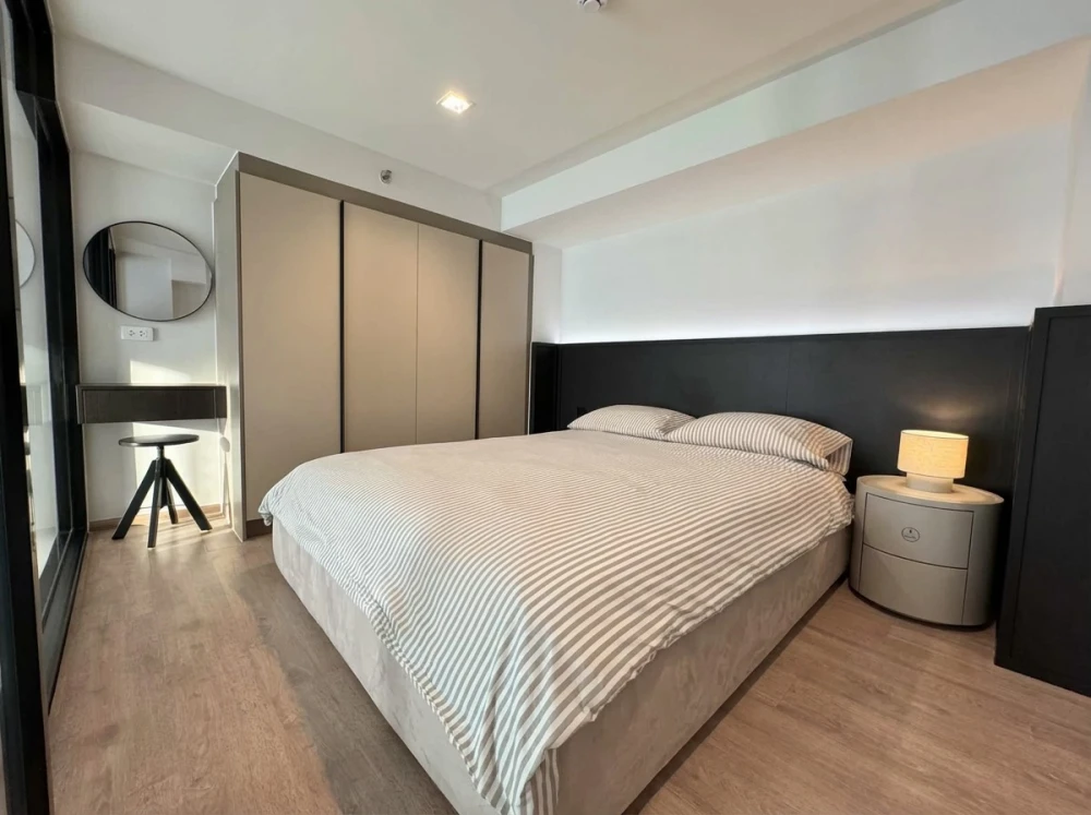For rent: IDEO RAMA 9–ASOKE, high ceilings, spacious and airy unit, fully furnished, beautifully decorated. Book now!