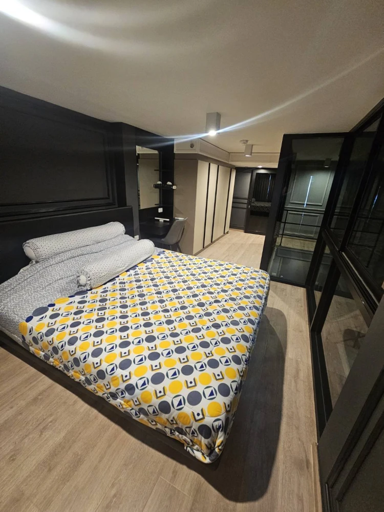 For rent: IDEO RAMA 9–ASOKE, high ceiling, airy, spacious, lots of usable space, comes with complete amenities. Don't miss it!