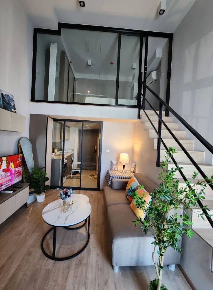 For rent: IDEO RAMA 9–ASOKE, a luxuriously decorated room with a beautiful city view from a high floor. The ceiling is high and airy. Don't miss it.