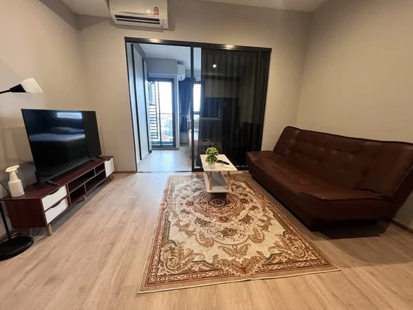 For rent: IDEO RAMA 9–ASOKE, 1 bedroom, 1 bathroom, 12th floor, good location, comes with a comfortable brown sofa. Reserve now.