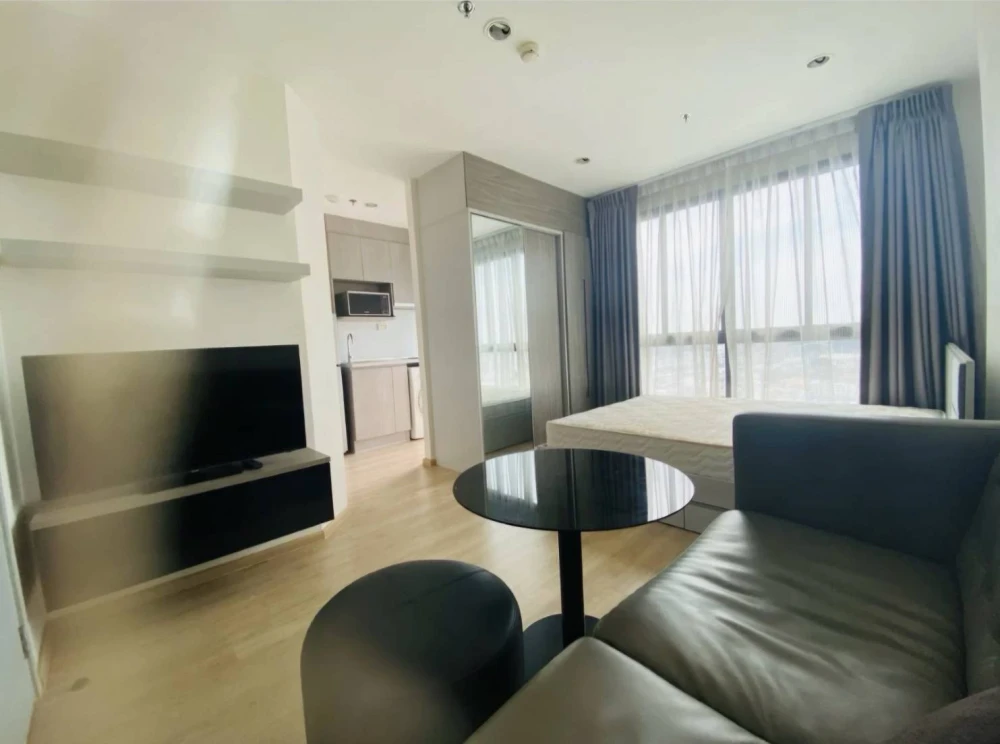 For rent: IDEO Sathorn - Thapra, high floor unit, fully furnished, complete with appliances, stunning view, affordable price. Book now before it's too