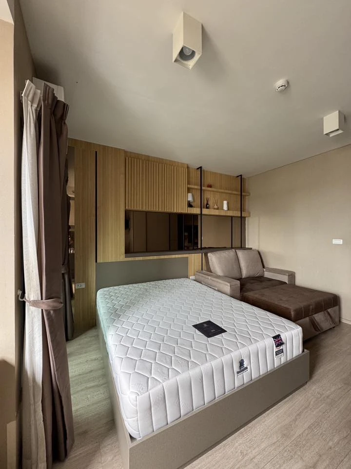 Selling Ideo Sathorn-Wongwian Yai condo. Beautifully furnished with a stunning built-in headboard and fully equipped with appliances. Book now!