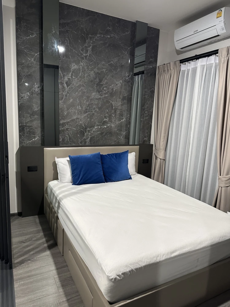 For rent: Ideo Sukhumvit - Rama 4, spacious room, lots of usable space, built-in marble patterned walls, great location, book now.