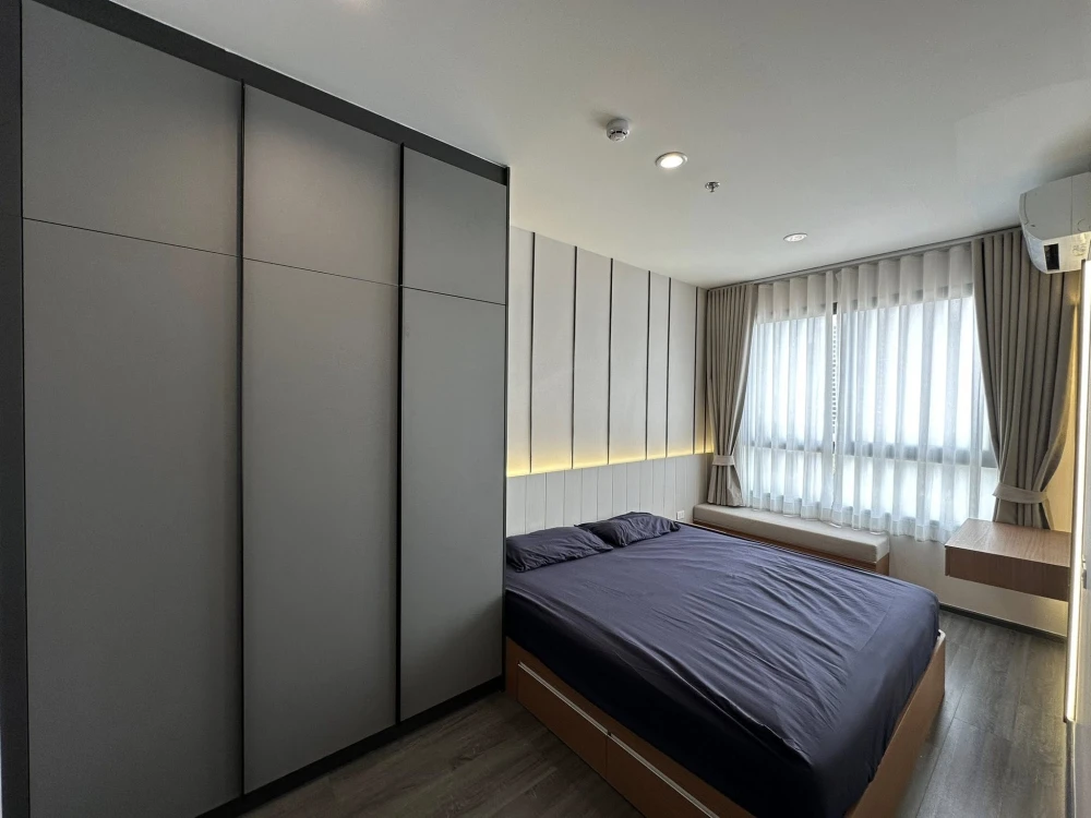 For rent: Ideo Sukhumvit - Rama 4. Spacious room with plenty of usable space. Built-in headboard. Fully equipped with amenities. Don't miss it!