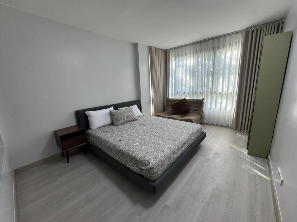 For rent: Issara @ 42 Sukhumvit, 2nd floor, corner room, size 85 sq m, fully furnished with electrical appliances. Hurry, it'll be gone soon.