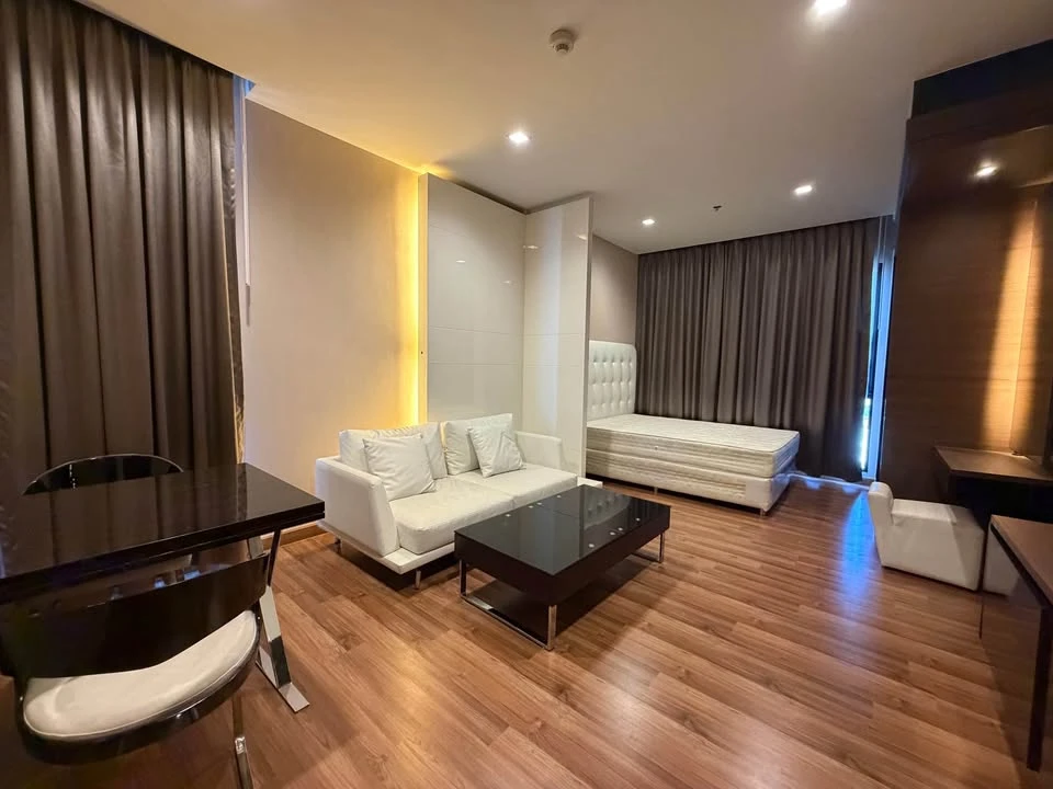 For rent: Ivy Ampio Ratchada, ready to move in, high floor, fully furnished, corner unit. Book now, don't miss out!!!