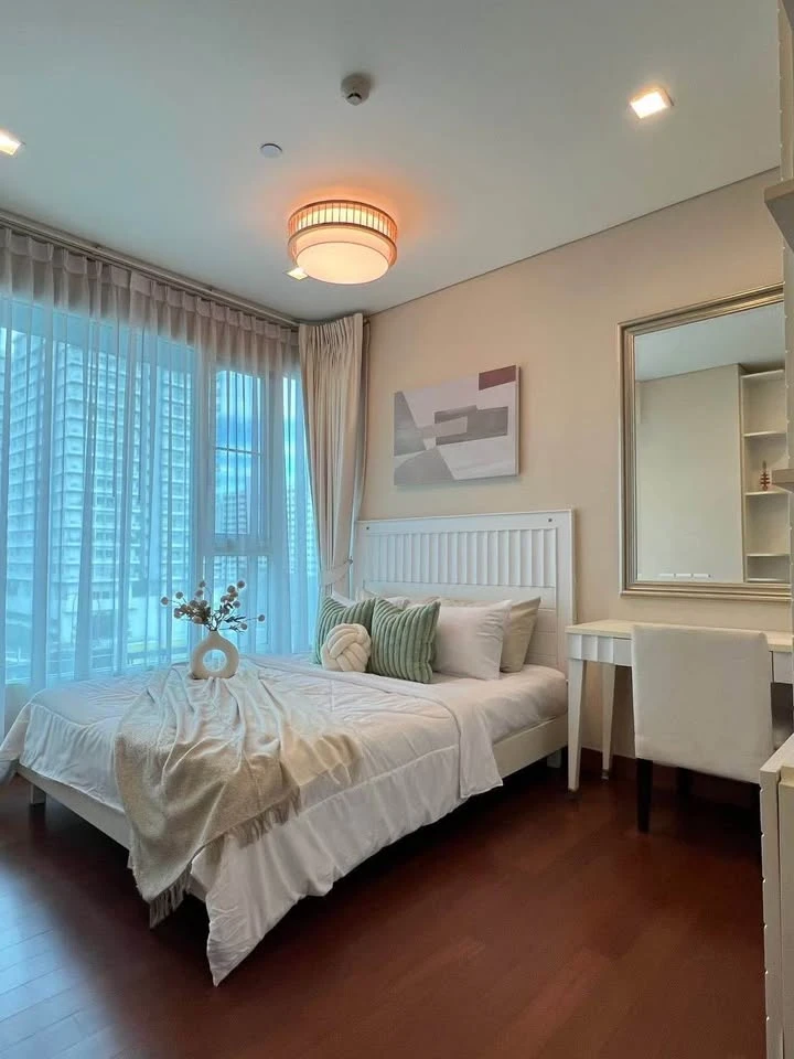 For rent: IVY THONGLOR, 2 bedrooms, spacious living area, fully furnished, complete amenities. Book now!