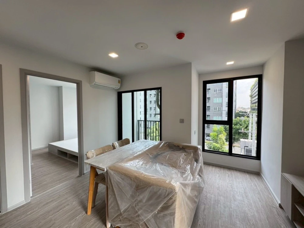 For rent: KAVE SEED KASET, corner unit with stunning views and plenty of natural light from two sides. Double curtains and wallpaper throughout. Book