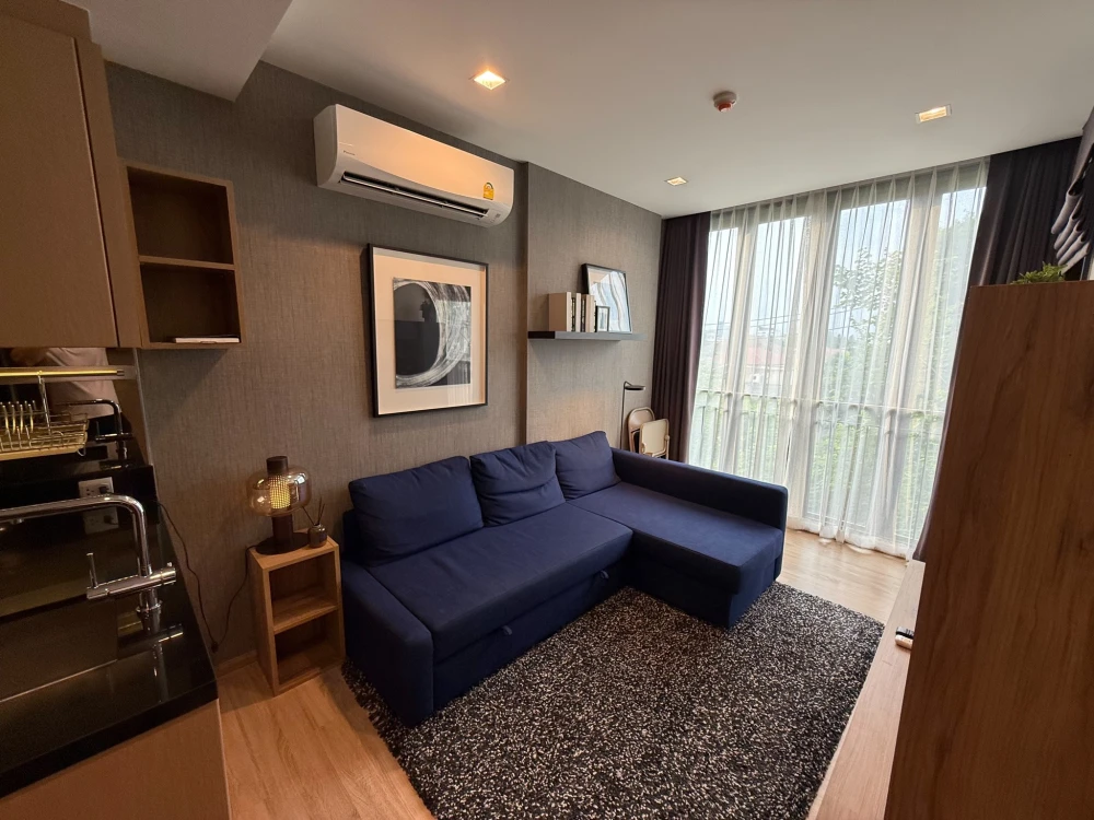 For rent: Kawa Haus, private corner room, good floor height, complete with furniture and appliances, lots of storage space. You must book this.