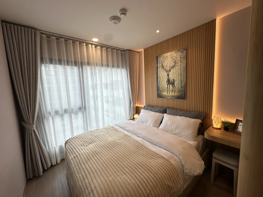For rent: KLOS Ratchada 7, beautifully decorated room with a coordinated color scheme and high-quality built-in furniture. Book now!