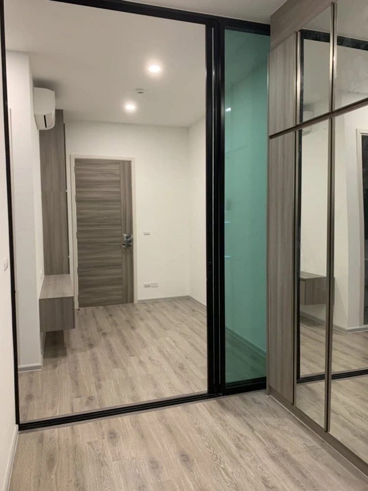 For rent: KnightsBridge Collage Ramkhamhaeng, 3rd floor room, clean, airy, with electrical appliances in the room. Must book.
