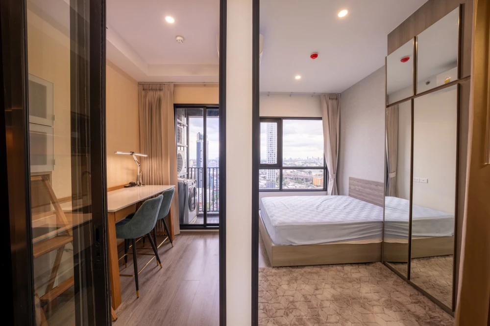 For rent or sale: Knightsbridge Prime On-nut, 25th floor, private corner room, 1 Bed Plus type. You will regret it if you miss it.