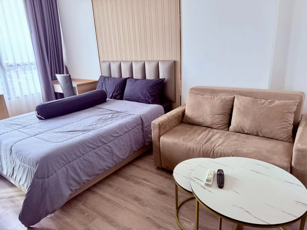 For rent: Knightsbridge Prime OnNut, a lovely room, decorated in a simple and luxurious style, with excellent built-ins inside the room. Hurry and boo