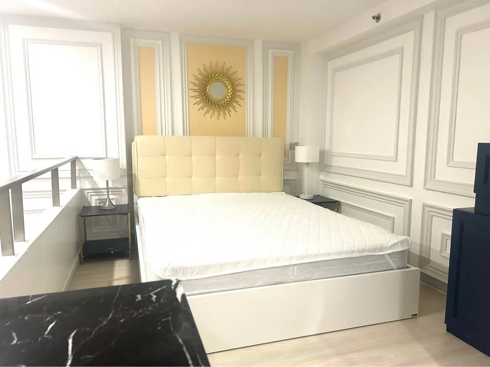For rent: Knightsbridge Prime Sathorn, duplex unit with staircase access to the 2nd floor. Located on the 29th floor with stunning city views. Don't m