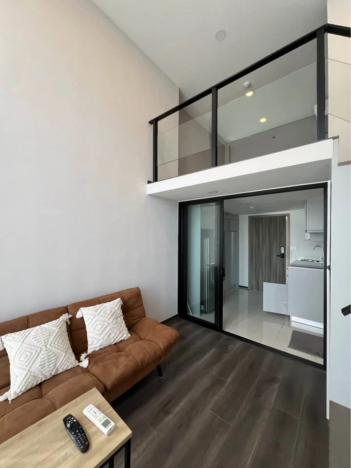 For rent Knightsbridge Space Ratchayothin, duplex room, 1 bedroom, 1 bathroom, very high floor, private corner room, hurry and book now.