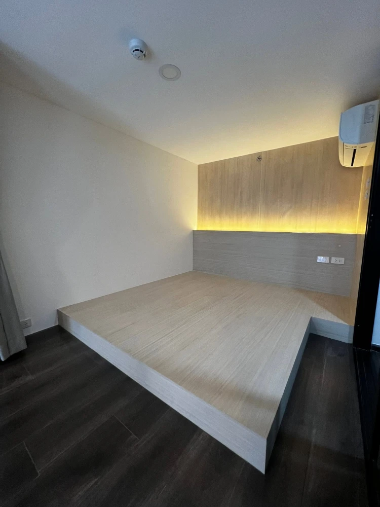 For rent: KnightsBridge Space Rachayothin, unfurnished unit with high ceilings, spacious and airy. Great location and complete amenities. Book now!