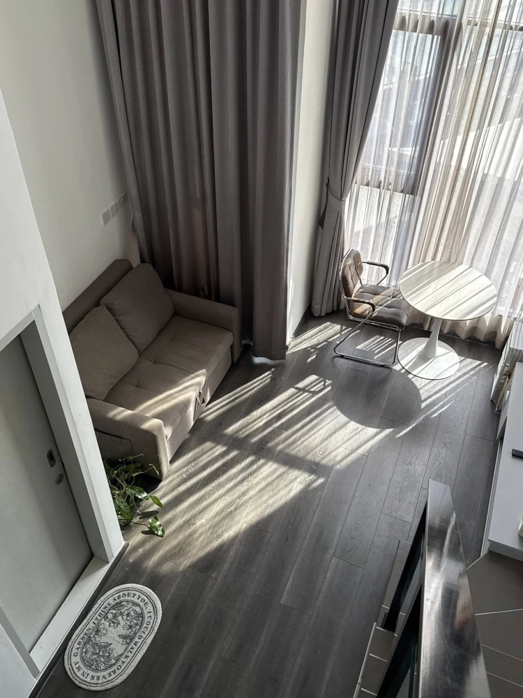 For rent: KnightsBridge Space Rachayothin. Beautifully decorated, high ceilings, spacious and airy. Don't miss this great opportunity!