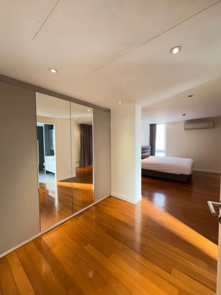 For rent LA CITTA THONGLOR 8 rooms PENTHOUSE, very large usable area, condo that likes to decorate the room, don't miss it.