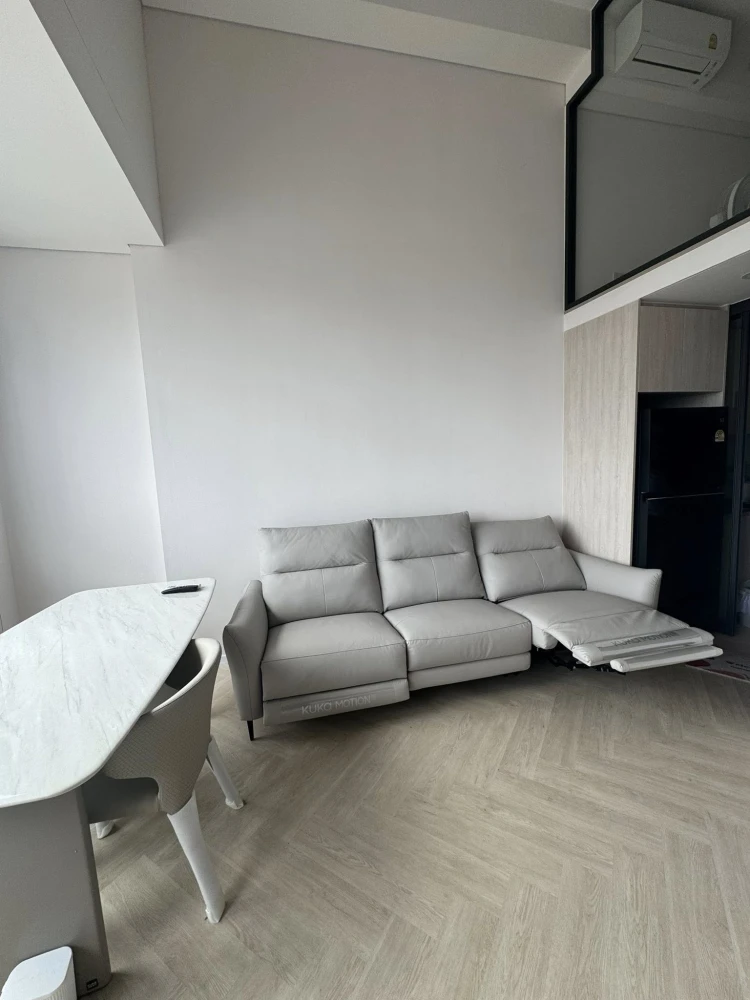 For rent: Landmark @ MRTA Station, spacious room with plenty of usable space, high ceiling, airy, good location, fully furnished, don't miss it!