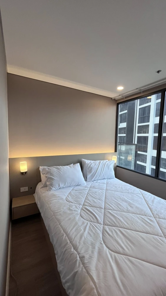 Landmark @MRTA Station condo for rent. High ceilings, spacious, and fully furnished. Book now!