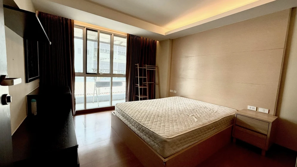 For rent: Le Champ Premium, spacious and very comfortable room with solid built-in furniture. Book now!
