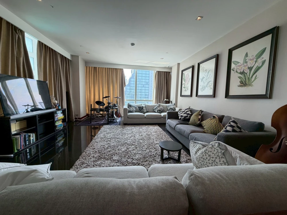For rent: Le Raffine Sukhumvit 31. Experience super luxury living with panoramic city views. Don't miss out!
