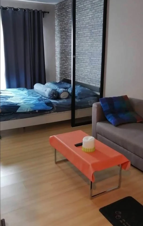 For rent: Lesto Sukhumvit 113, decorated with nice wallpaper, with amenities in the room, ready to move in.