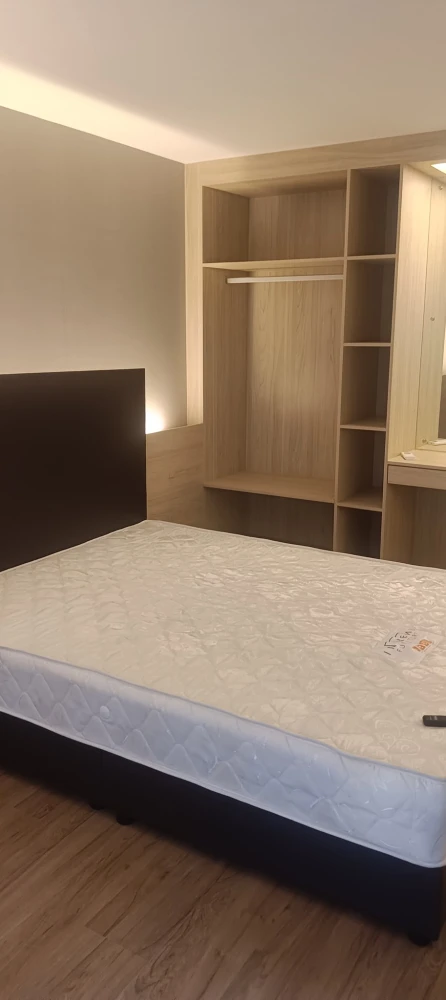 Level Condominium for rent, 5th floor unit. Great location, convenient transportation, fully furnished with appliances. Book now!