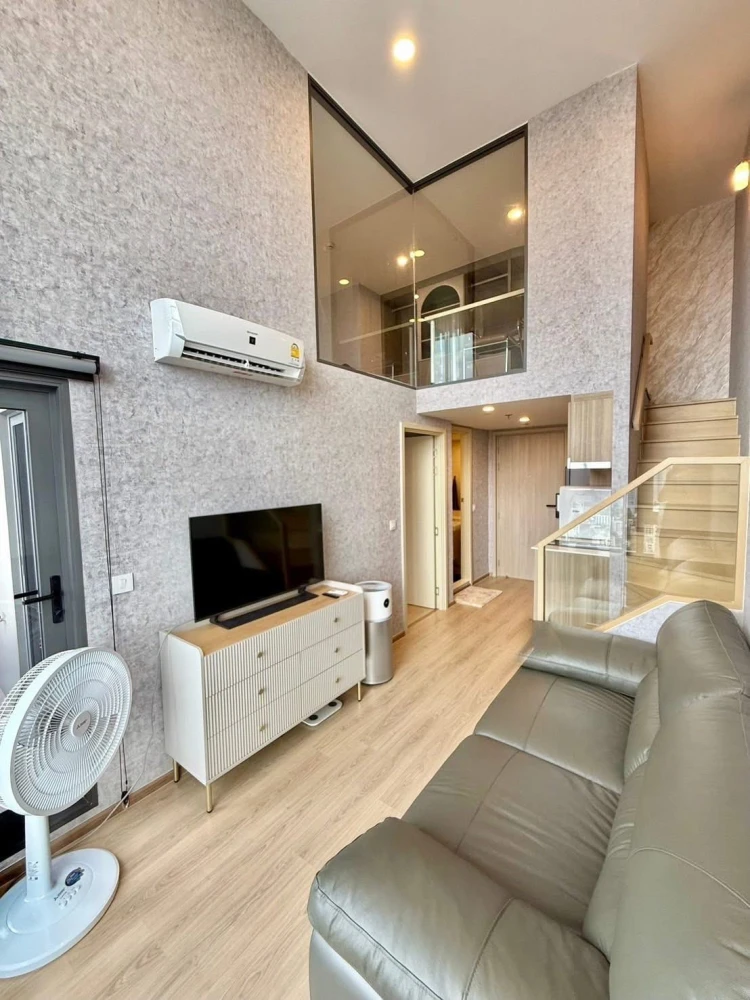 For rent: Life Rama 4 - Asoke, decorated in a good mood, large room, high floor, beautiful view, fully furnished, ready to move in.